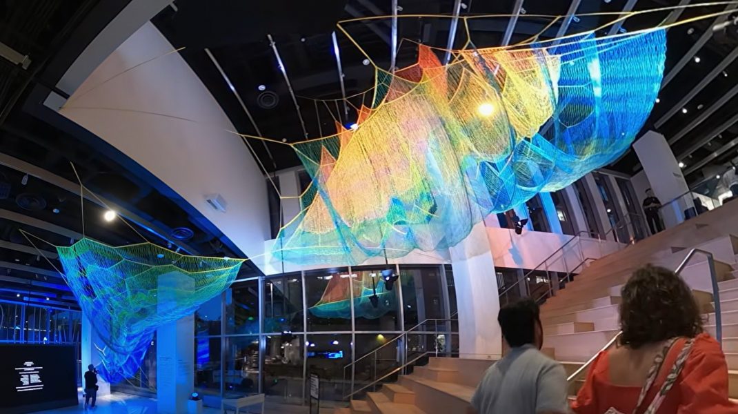 Una scultura di dati: l'installazione di Janet Echelman al MIT raccontata in un video