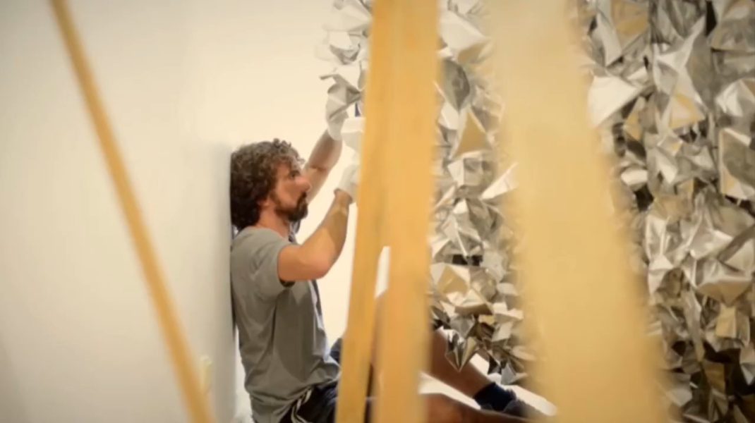 La Gravità del Superfluo: il documentario sull'arte ironica di Daniele Sigalot sbarca su Rai 5