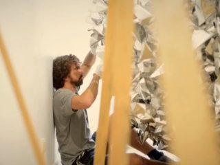 La Gravità del Superfluo: il documentario sull’arte ironica di Daniele Sigalot sbarca su Rai 5