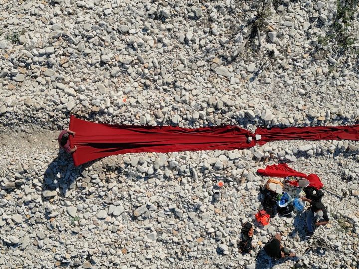 Ferita: la land art di The Krank attraversa il paesaggio di Erimitis, a Corfù